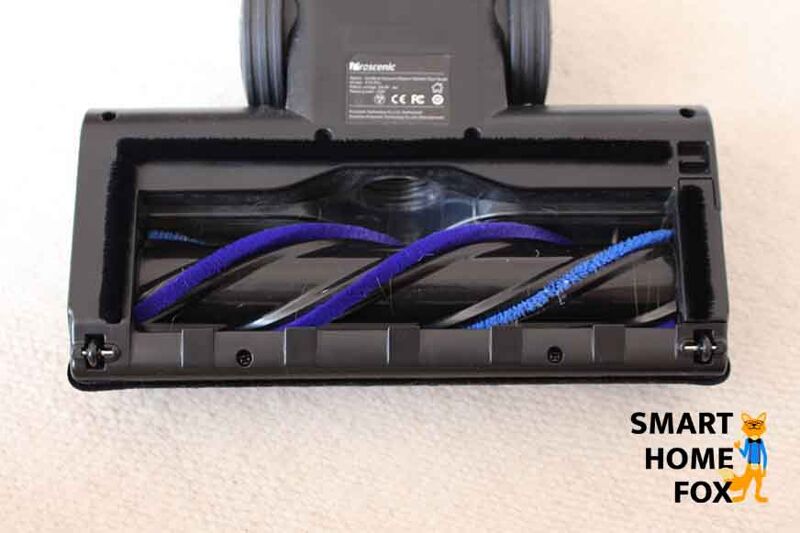 Man sieht die Hauptbürste des Proscenic P10 Akku-Staubsaugers von unten.